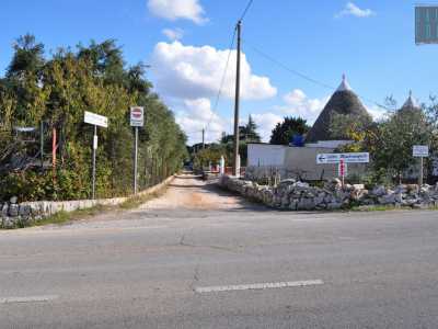 Per trovare i monumenti in miniatura dobbiamo percorrere la Provinciale 101 Conversano-Putignano: a circa 3 km dal �paese del carnevale� troviamo una strada sterrata introdotta da due trulli...